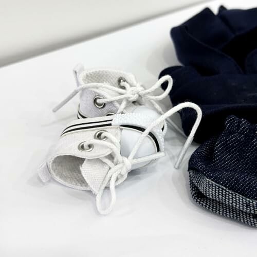 Witte baby schoenen met donkere kleding