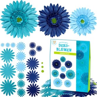 Set van blauwe decoratieve bloemen in verschillende tinten.