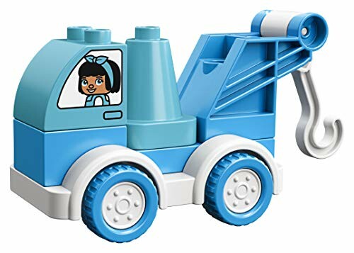 Blauw speelgoed takelwagen met poppetje erin.