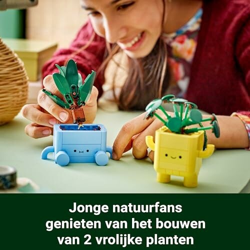 Kind speelt met bouwbare planten in potten.