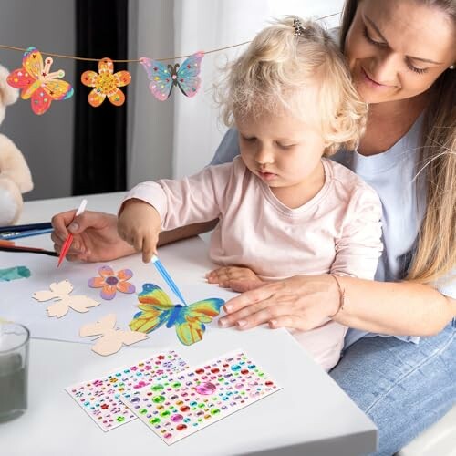 Kind en moeder maken vlinderknutsels.