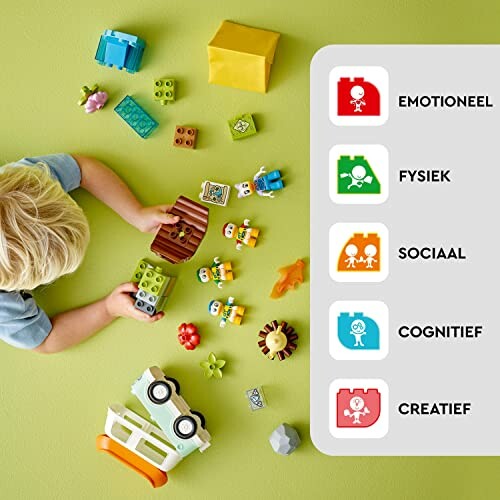 Kind speelt met Lego speelgoed op groene ondergrond