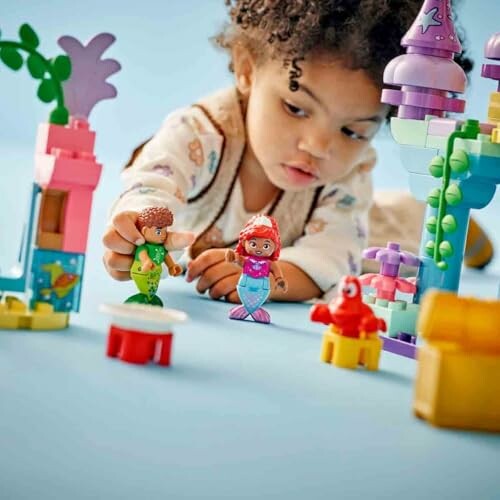 Kind speelt met LEGO-figuren