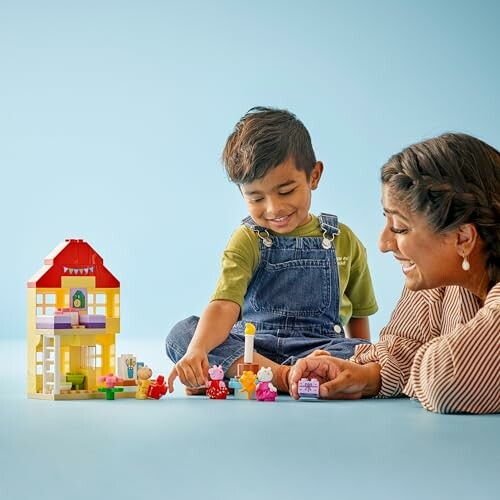 Kind speelt met Lego-huis en figuren