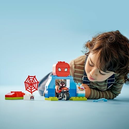 Kind speelt met Lego en figuur op motor