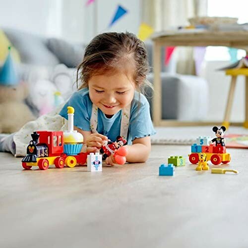 Kind speelt met Lego-treinspeelgoed en Mickey Mouse-figuren.