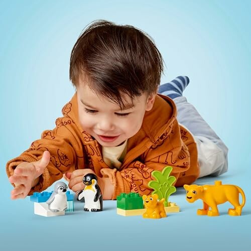 Kind speelt met speelgoeddieren op de grond.