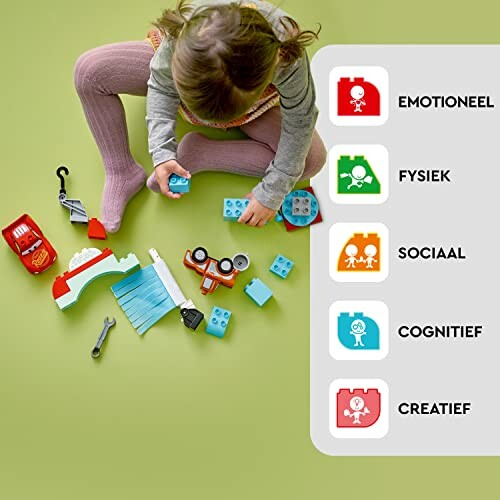 Kind speelt met bouwblokken en speelgoed op groene vloer