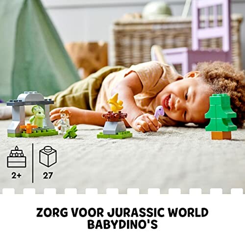 Kind speelt met dinosaurusspeelgoed op de vloer.
