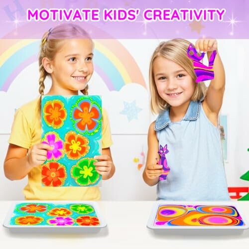 Twee kinderen maken kleurrijke kunstwerken met bloemen.