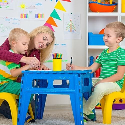 Kinderen tekenen met een leraar aan een blauwe tafel.