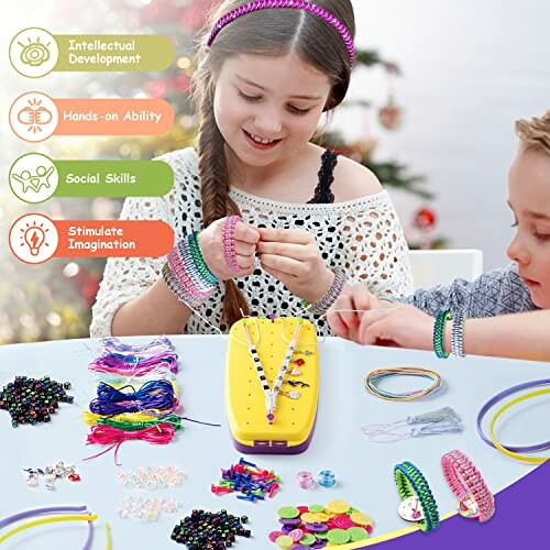 Kinderen maken kleurrijke armbanden