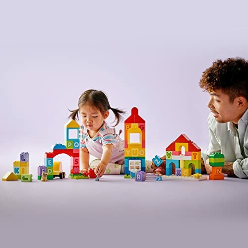 Kinderen spelen met bouwblokken