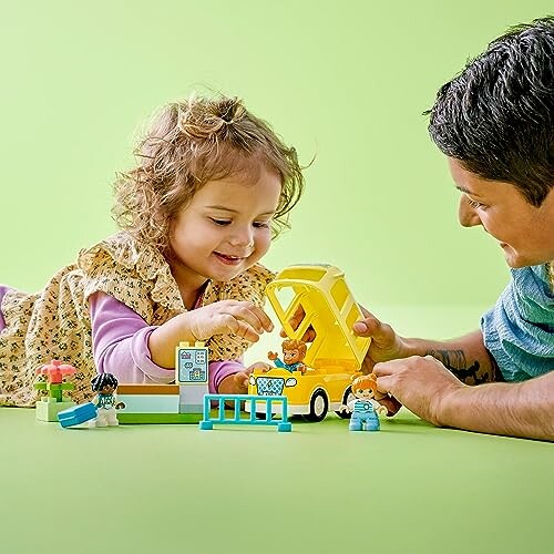 Kinderen spelen met speelgoedauto en poppetjes op groene achtergrond.