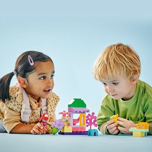 Kinderen spelen met bouwspeelgoed.