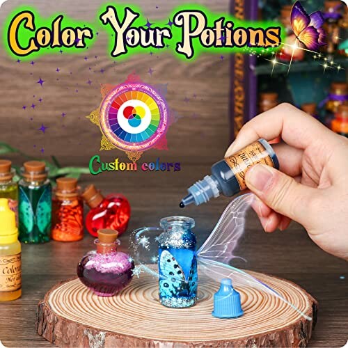 Hand kleurt blauwe vloeistof in fles met magische potions.