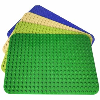 Verschillende kleuren bouwplaatjes voor bouwstenen.