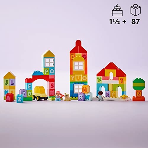 Kleurrijke bouwblokken met letters en speelgoedfiguren.