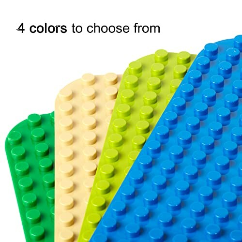 Vier bouwplaten in verschillende kleuren.