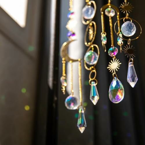 Kleurrijke kristallen suncatcher met regenboogeffecten