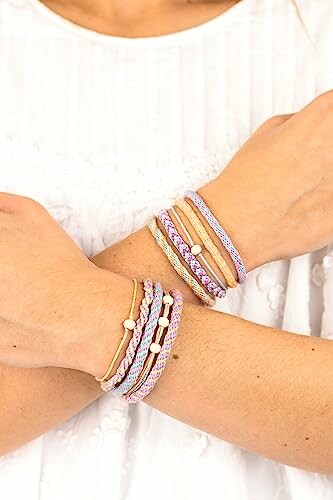 Vrouw draagt kleurrijke handgemaakte armbanden