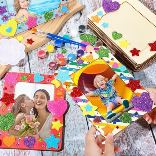 Kleurrijke fotolijstjes met kinderen en knutselmateriaal.