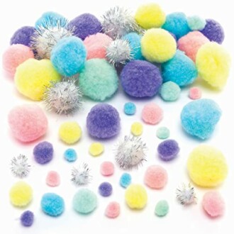 Veel kleurrijke pompons in verschillende maten.