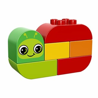 Kleurrijke speelgoedslak gemaakt van blokken.