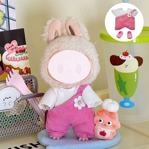 Schattige knuffelkonijn met roze kleding en accessoires.