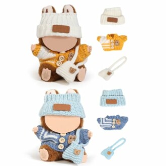 Schattige poppen met gebreide outfits en accessoires.