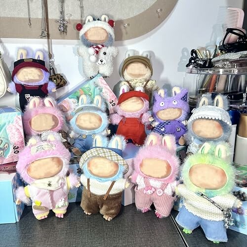 Schattige pluche poppen in kleurrijke outfits