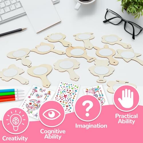 Knutselspeelset met houten vormen en stickers op bureau