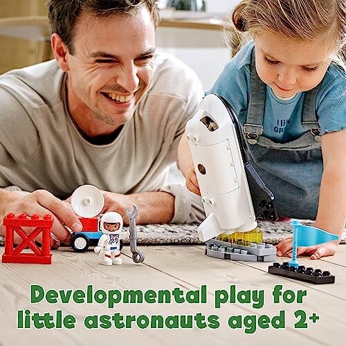 Kind speelt met speelgoedraket en astronaut