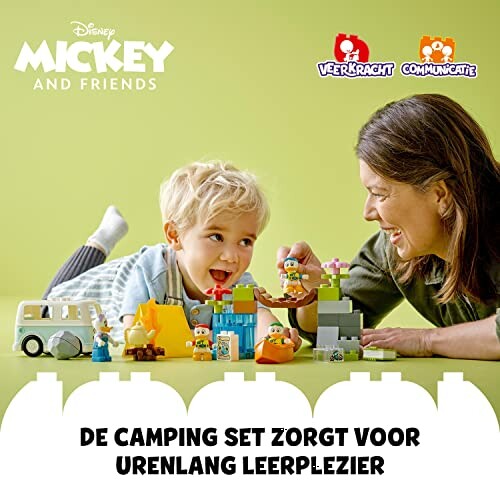 Kind en volwassene spelen met Disney camping speelgoedset