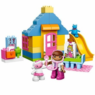 Speelhuis met speelgoedfiguren en glijbaan