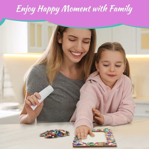 Moeder en kind maken samen een fotolijstje versierd met puzzelstukjes.