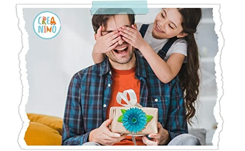 Vader krijgt een cadeau van zijn dochter.