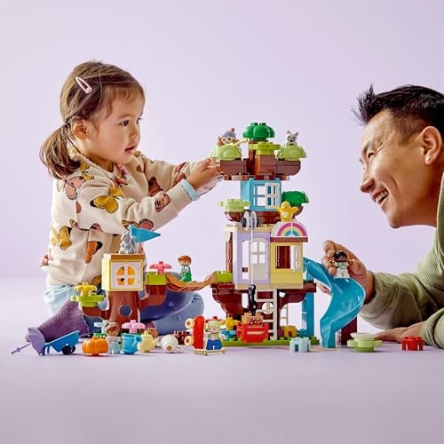 Vader en dochter spelen met LEGO-boomhuisspeelset.