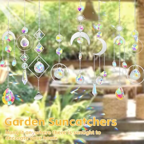 Glazen suncatchers hangen in een tuin.
