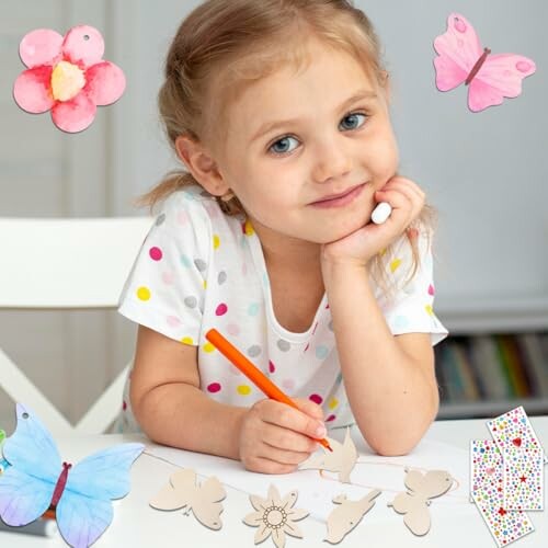 Meisje knutselt met papieren vlinders.