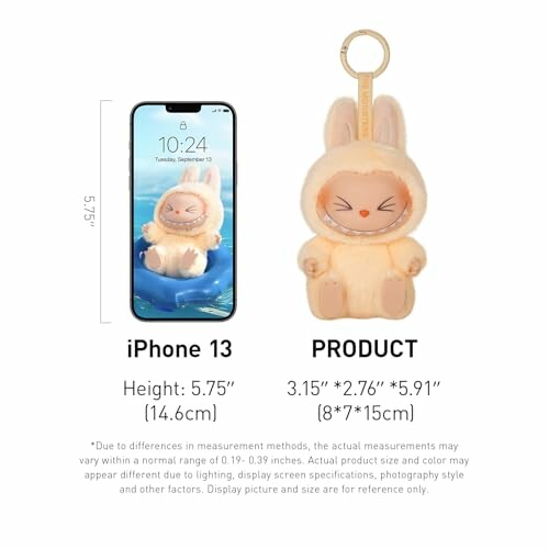 Vergelijking van iPhone 13 met konijnenknuffel sleutelhanger.