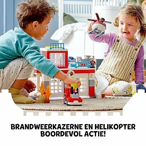 Kinderen spelen met brandweerkazerne speelgoedset
