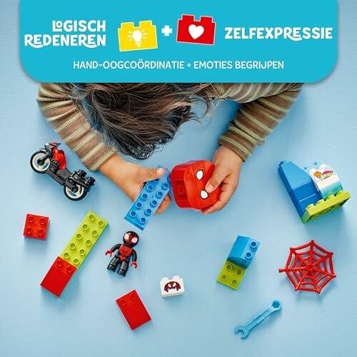 Kind speelt met LEGO-blokken en speelgoed.