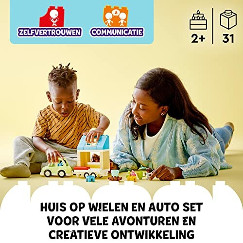 Kinderen spelen met huis op wielen speelgoedset.