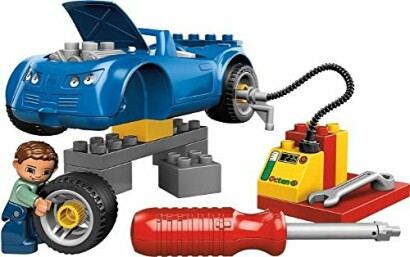 Lego set met blauwe auto en gereedschap