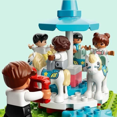 Kinderen spelen met LEGO-draaimolen en paarden.
