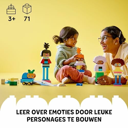 Kind en volwassene spelen met LEGO personages op gele achtergrond.