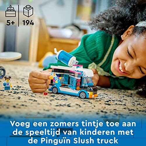Kind speelt met LEGO pinguïn slush-truck