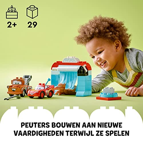 Kind speelt met bouwblokken en speelgoed op groene vloer