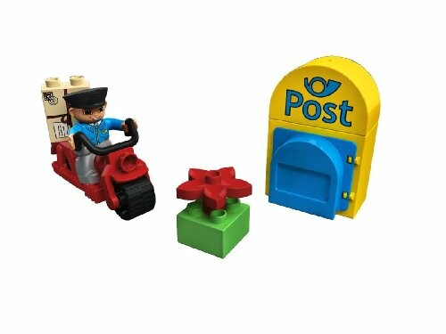 LEGO postbode op scooter met postbus en bloem